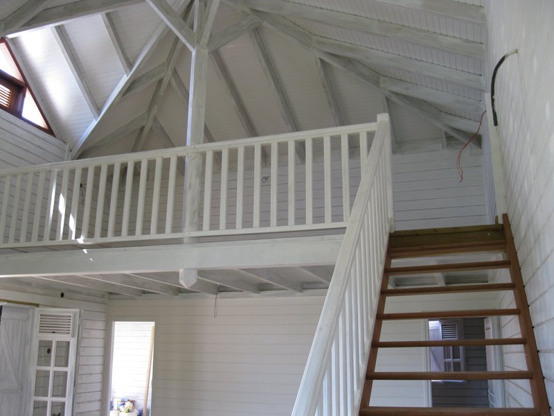 constructeur maison individuelle bois martinique - charpente interieure et escalier