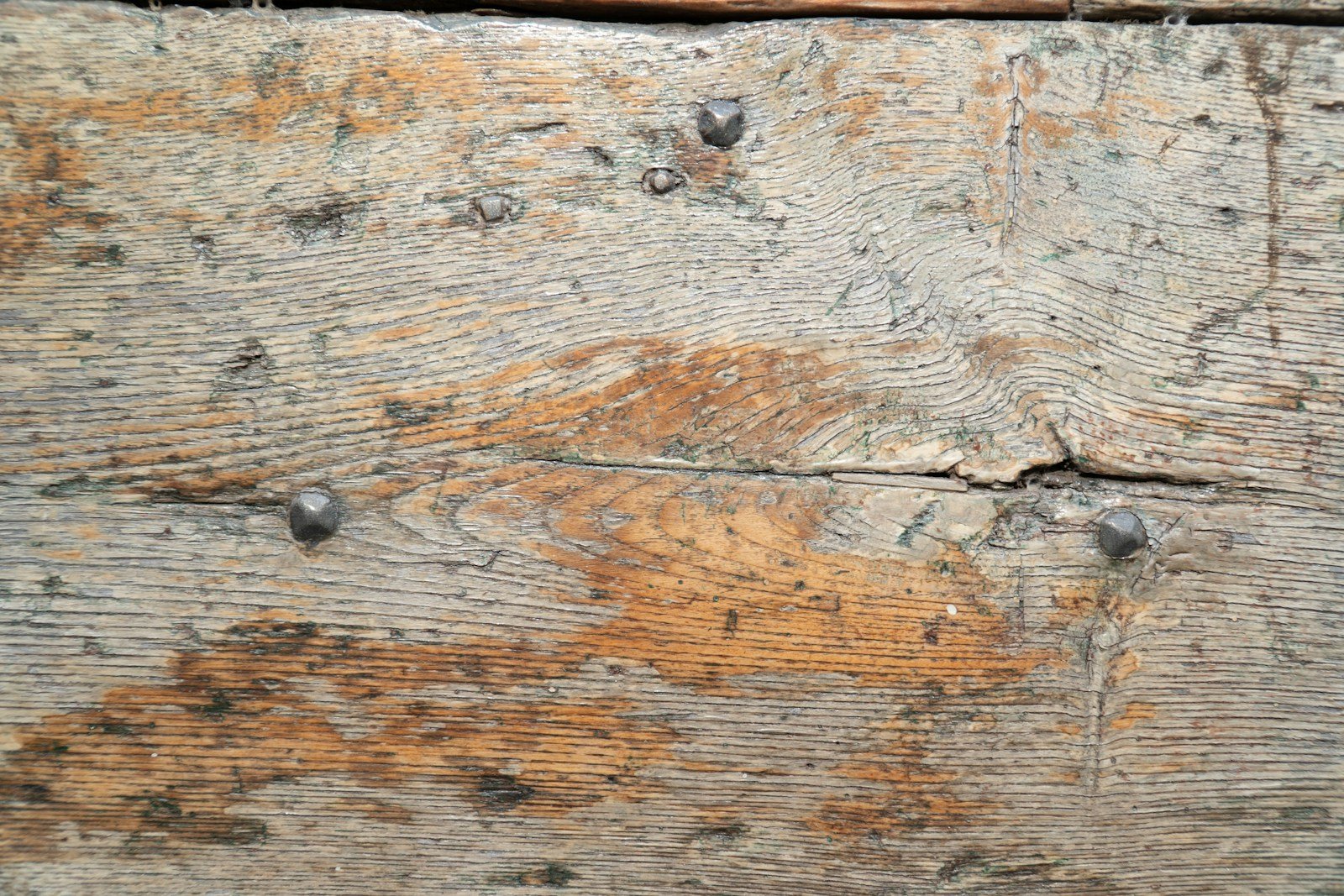 Ancien linteau en bois montrant des signes d'usure