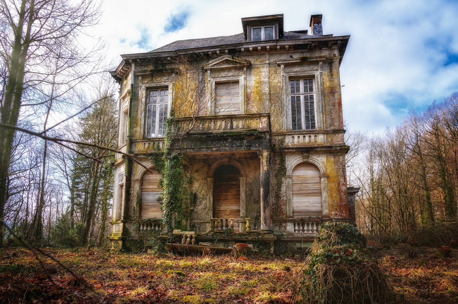 Ancienne case créole abandonnée, façade en bois dégradée par le temps