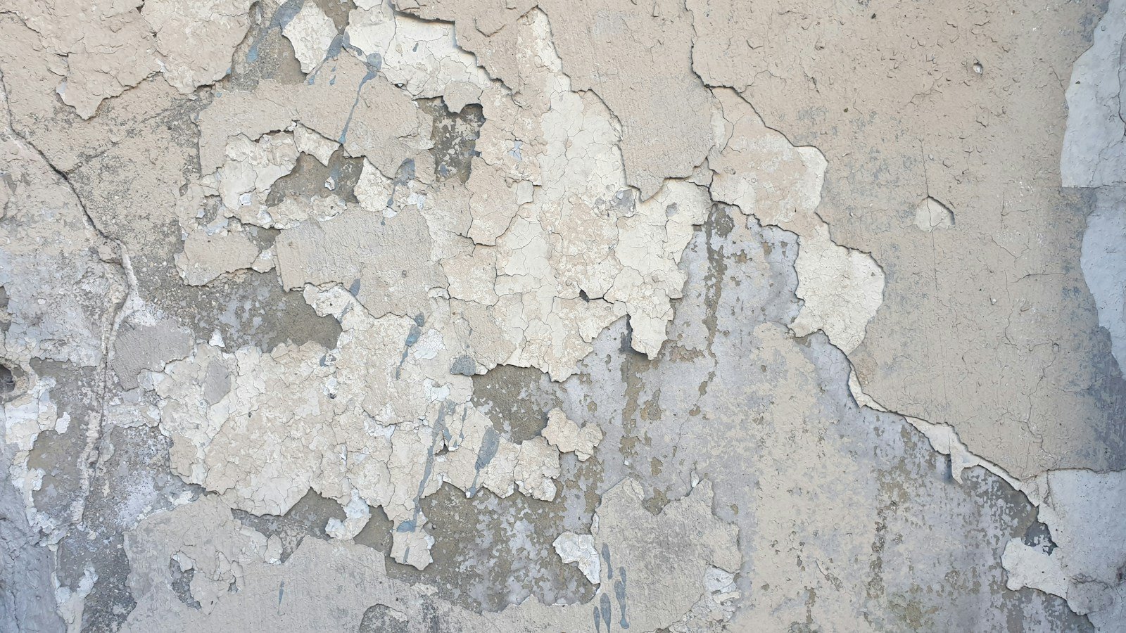 Angle de mur dégradé par l'humidité, peinture qui s'écaille