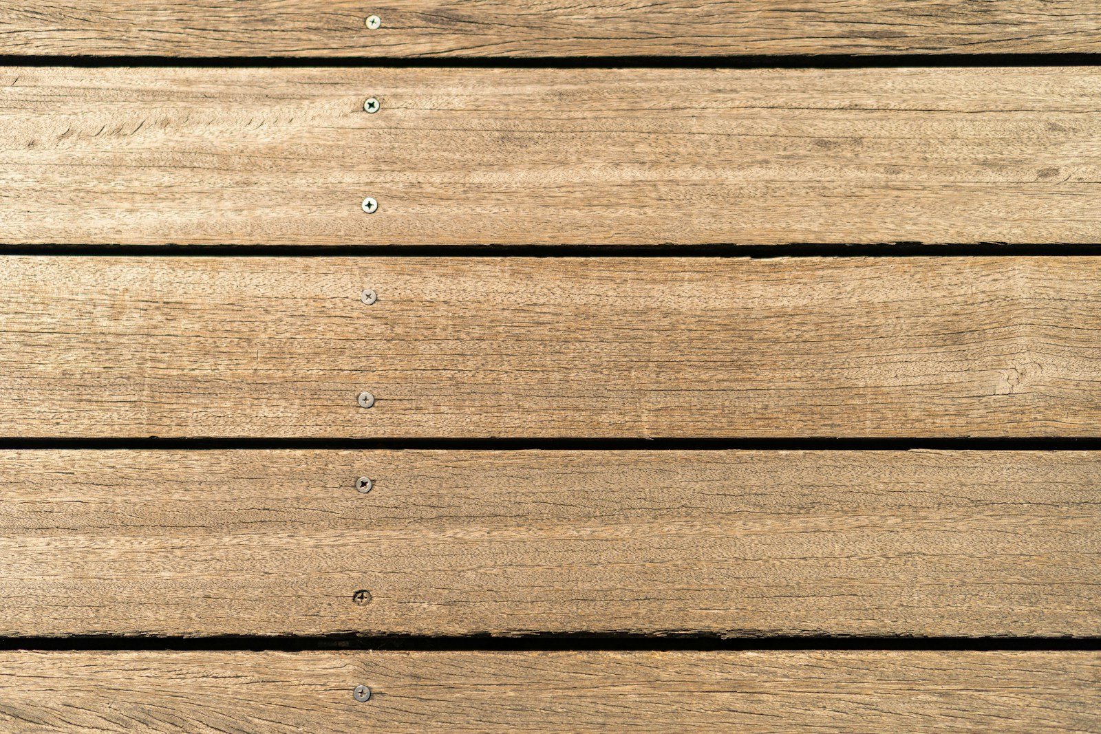 Application d'un produit dégrisant sur une surface en bois noircie