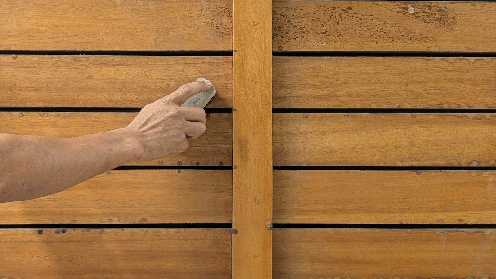Application d'un saturateur au pinceau sur un bardage bois