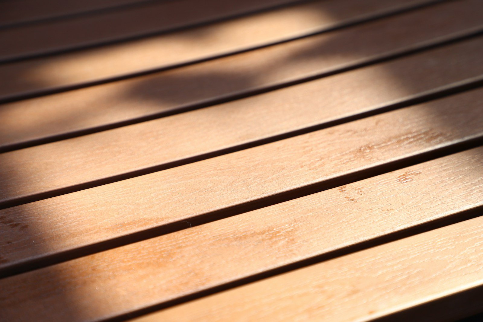 Application d'un saturateur au pinceau sur une lame de terrasse