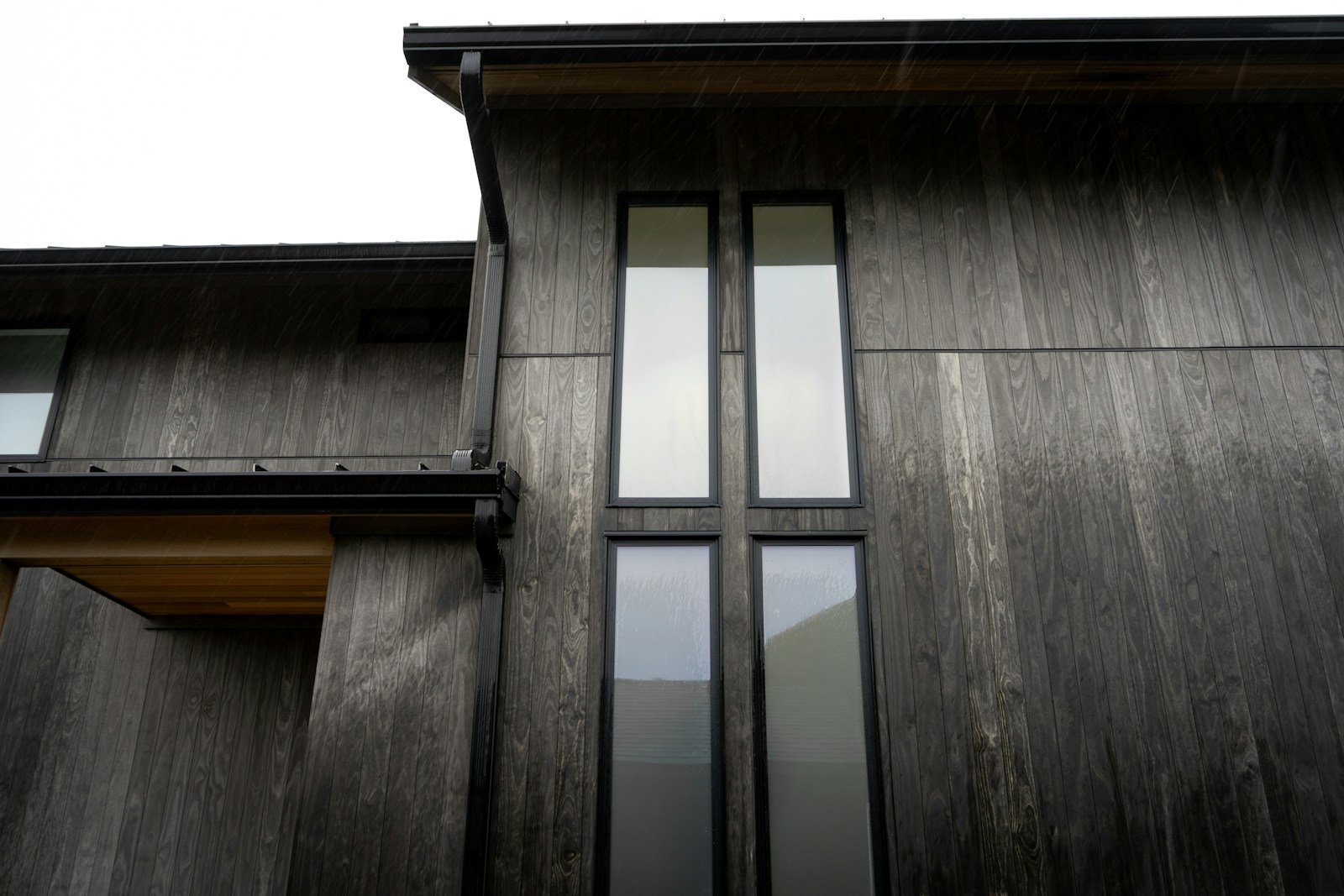 Bardage bois foncé sur une maison contemporaine