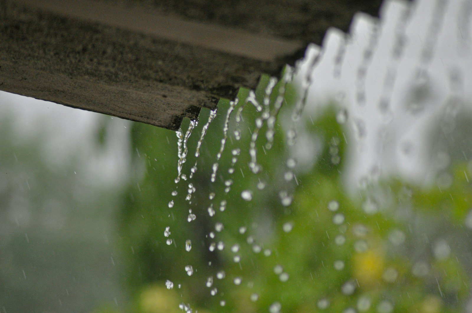 Bardage en bois patiné par la pluie et l'humidité