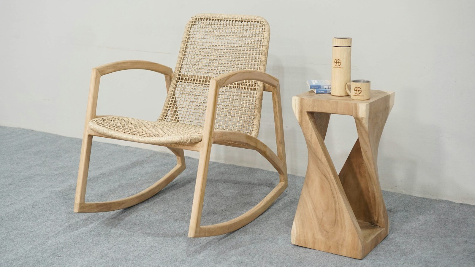 Berceuse antillaise en bois précieux et assise en rotin tressé