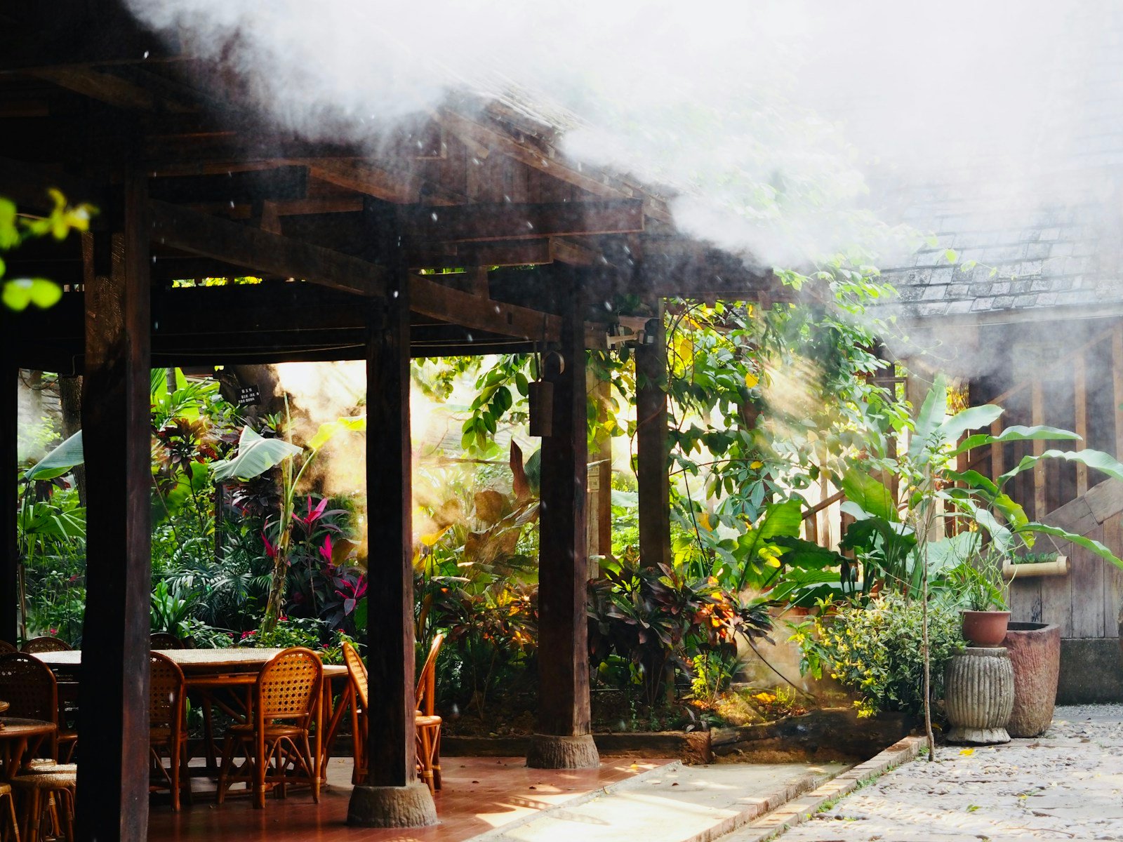 Bois d'une structure de jardin marqué par l'humidité tropicale