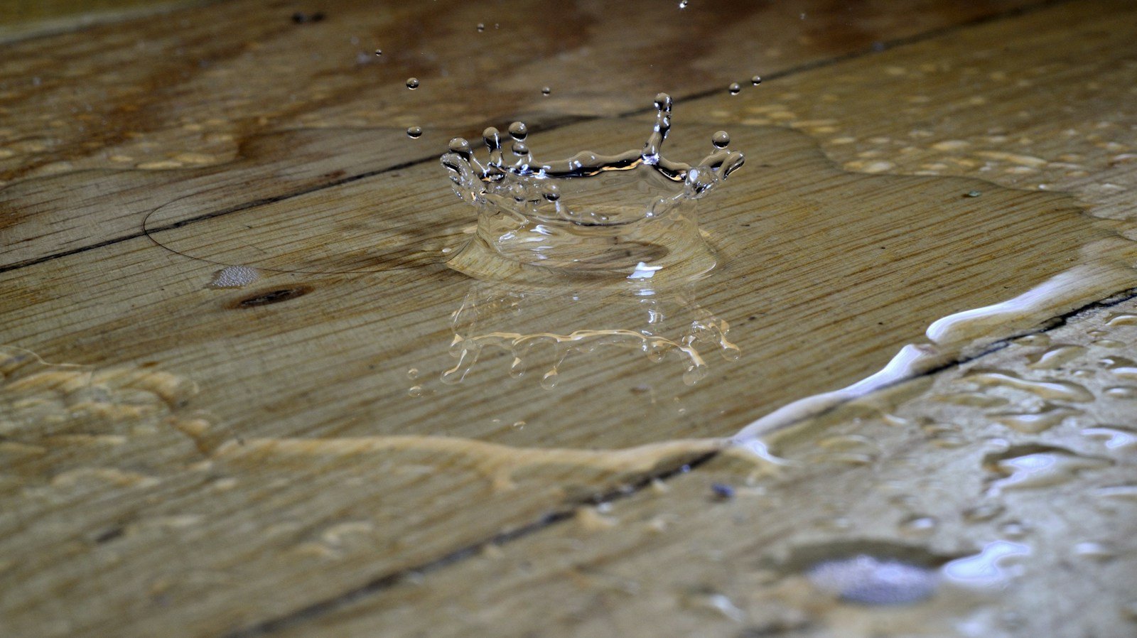 Bord d'un panneau aggloméré gonflé après un dégât des eaux