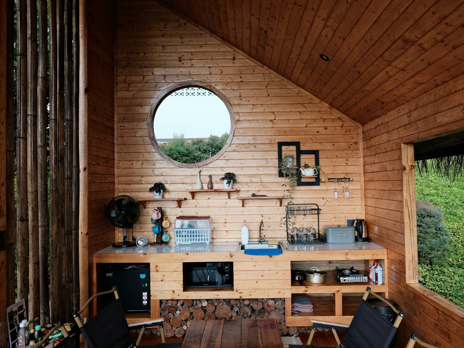 Bureau aménagé dans un bungalow en bois avec une grande fenêtre