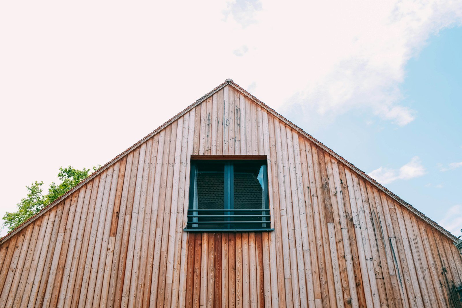 Case créole en bois à toiture en tôle ondulée, façade colorée