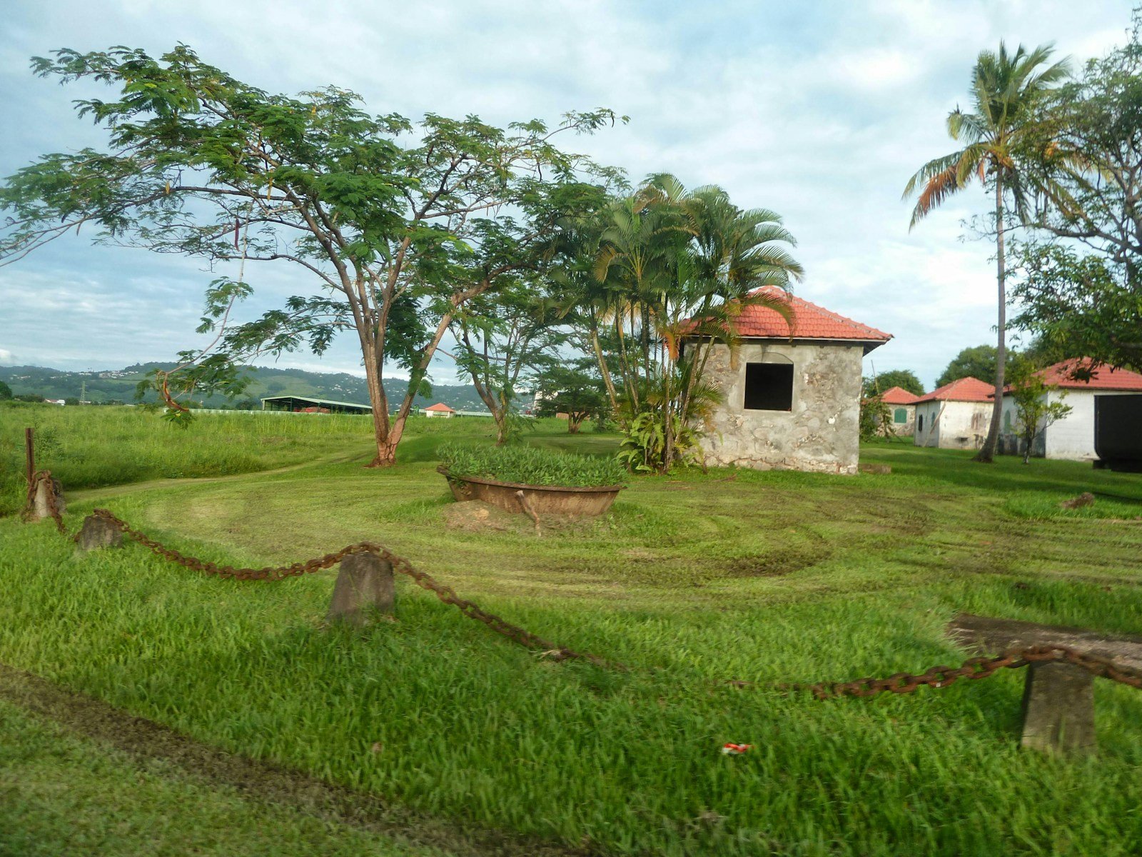 Cases traditionnelles sur les hauteurs d'un village rural, Martinique