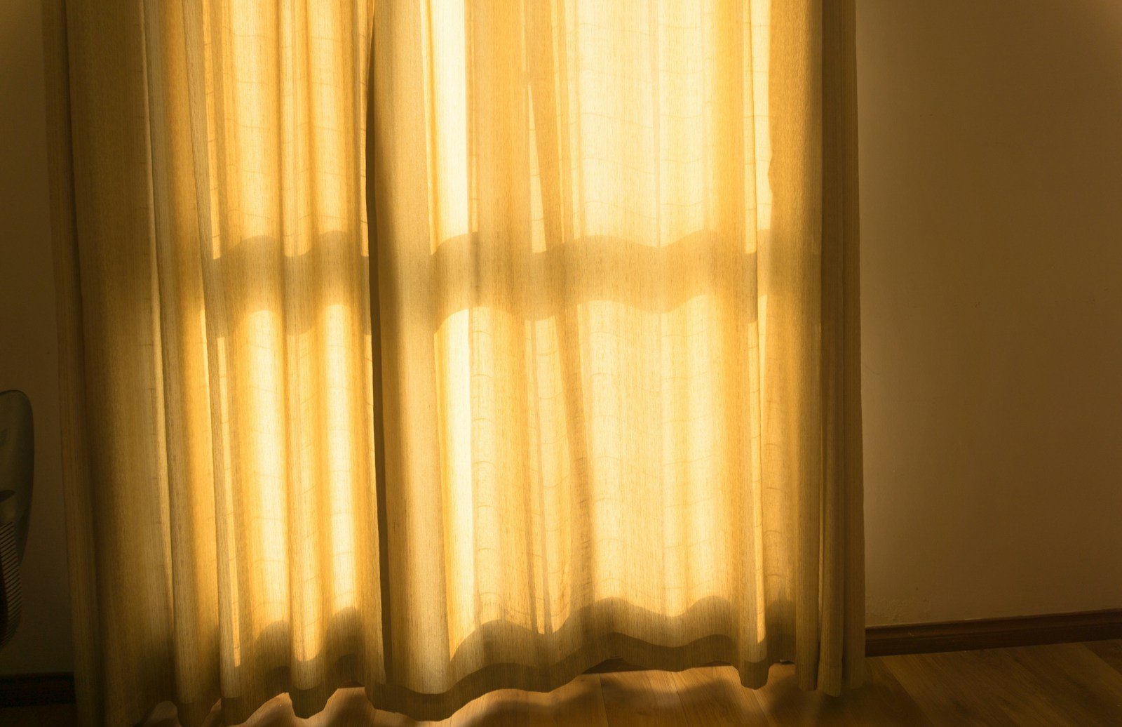 Chambre claire en lin, éclairée par la lumière du matin