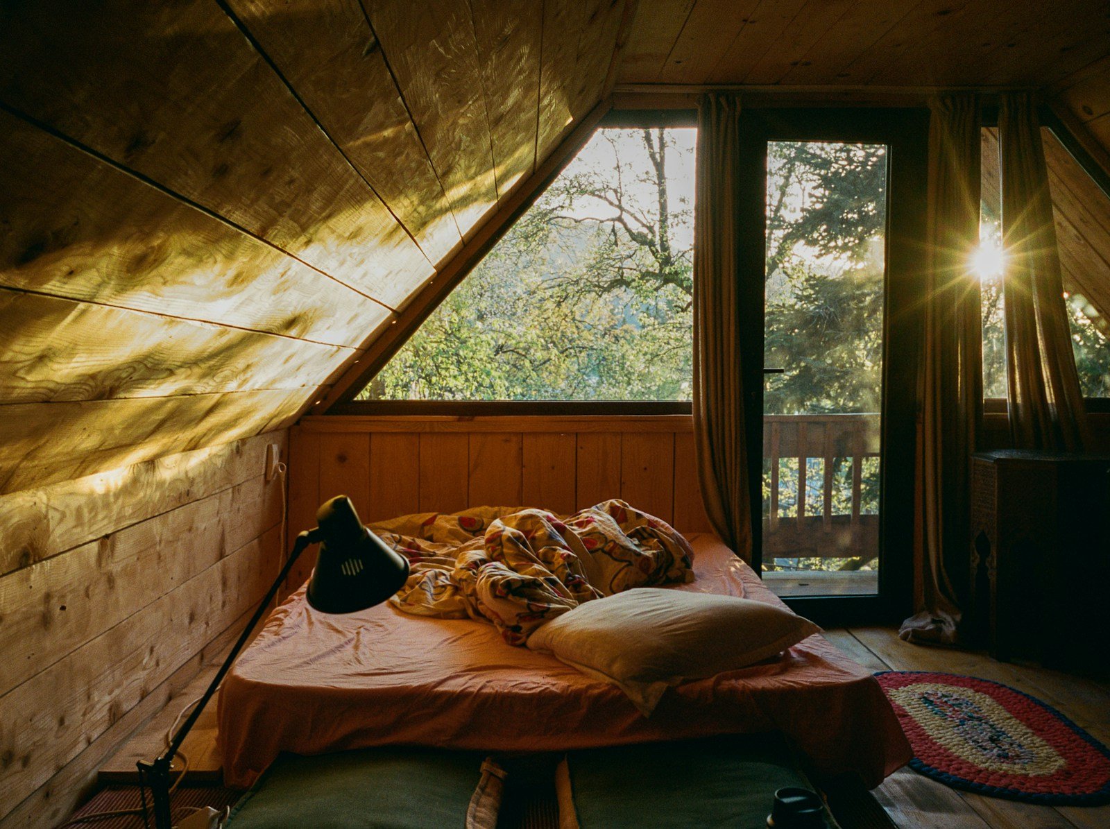 Chambre lumineuse dans une maison à ossature bois