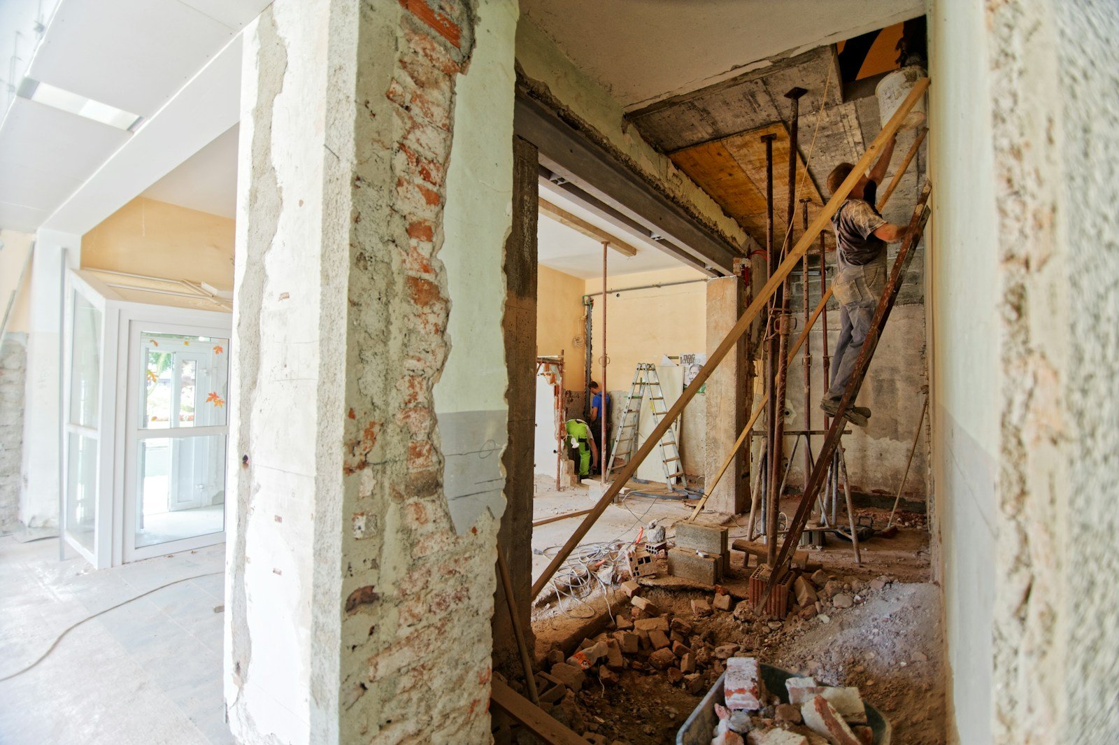 Chantier de rénovation avec mur partiellement ouvert
