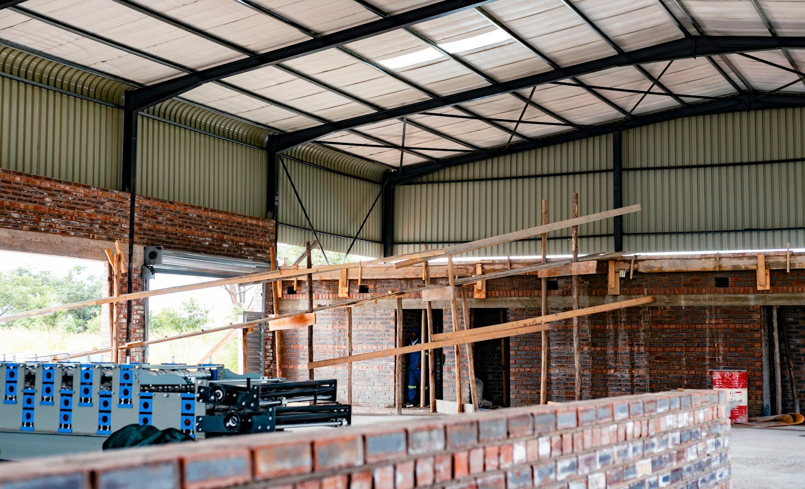 Charpentier travaillant une pièce de bois sur un chantier