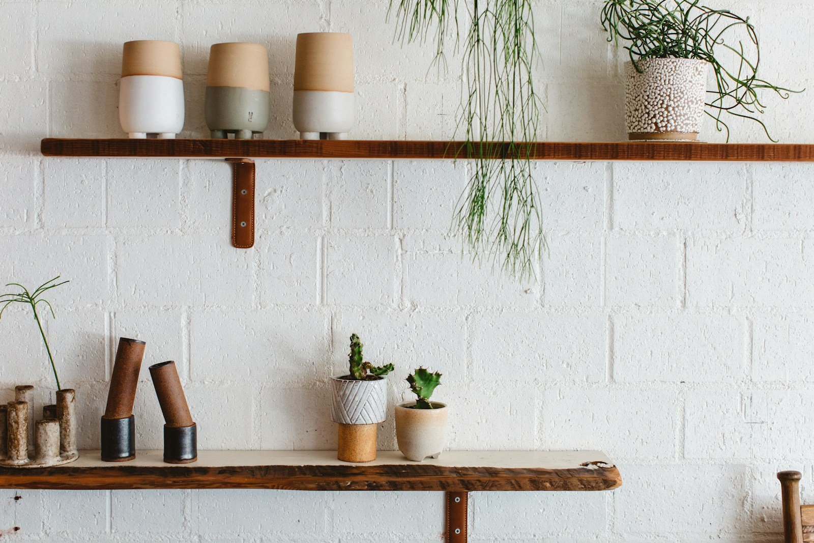 Collection de pots et vases en terre cuite disposés sur une étagère