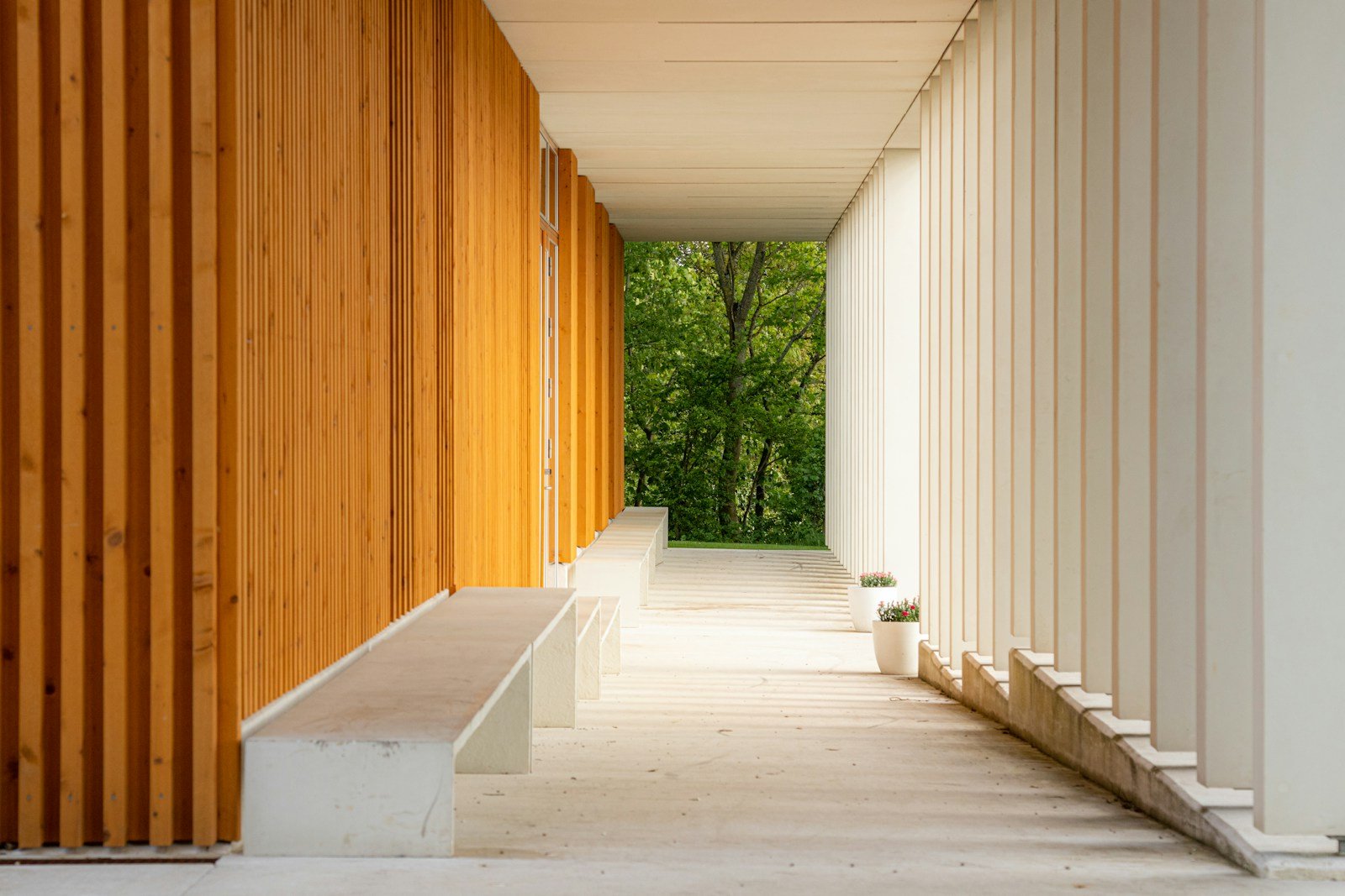 Colonnade en bois sur la façade d'une maison contemporaine