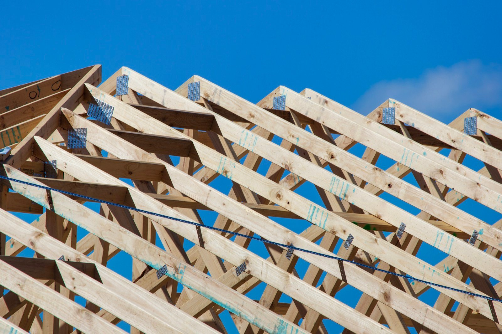 Combles en cours d'aménagement sous une charpente en bois