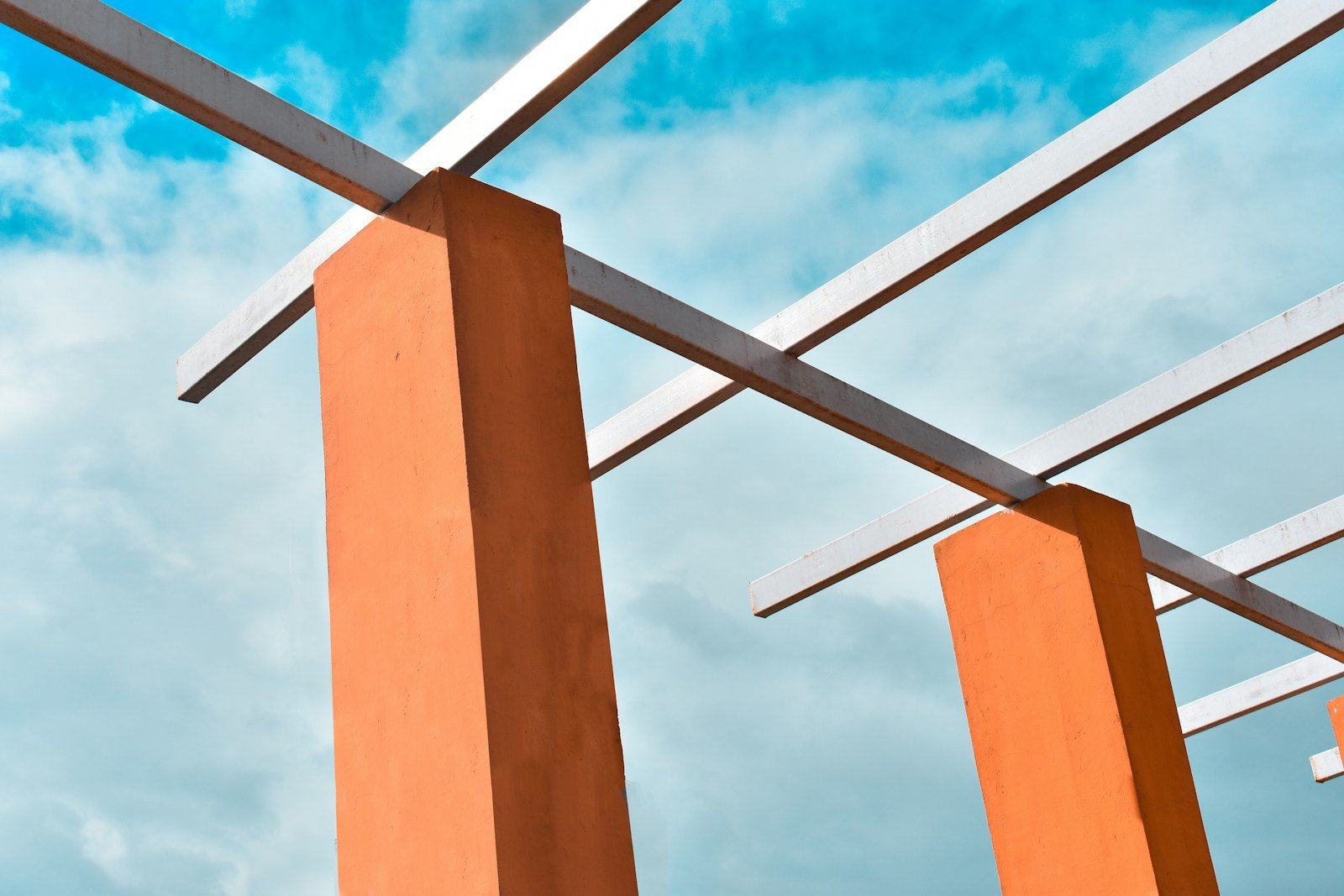Comparaison des matériaux : bois exotique et structure aluminium