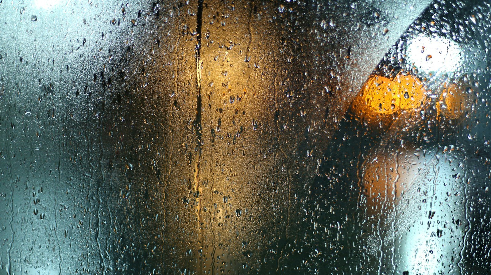 Condensation en gouttelettes sur la vitre d'une fenêtre