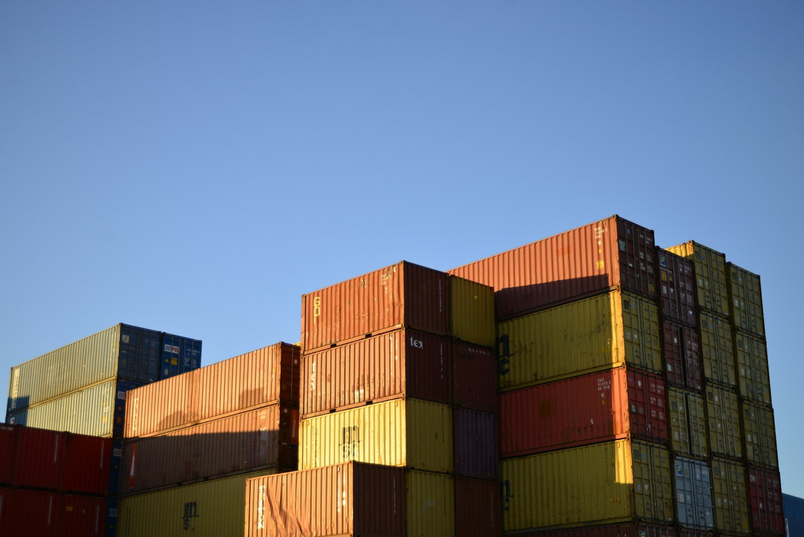 Conteneurs maritimes empilés pour une construction modulaire