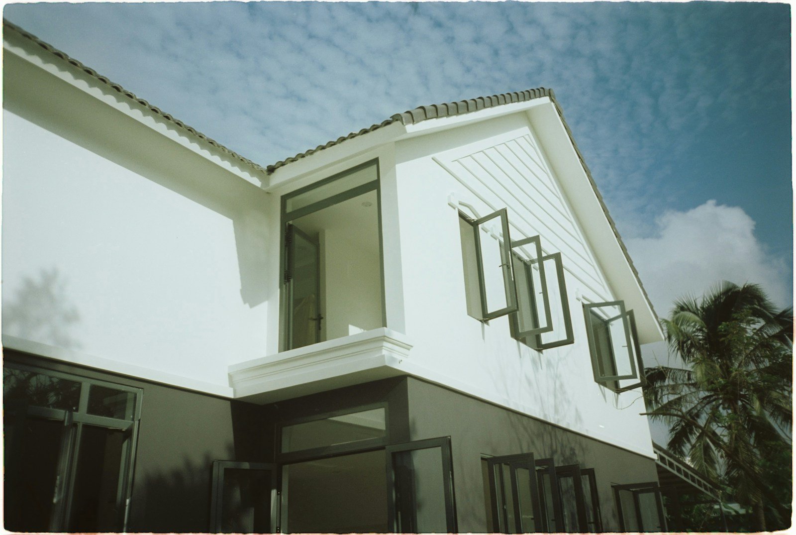 Double peau ventilée sur la façade d'une maison antillaise moderne