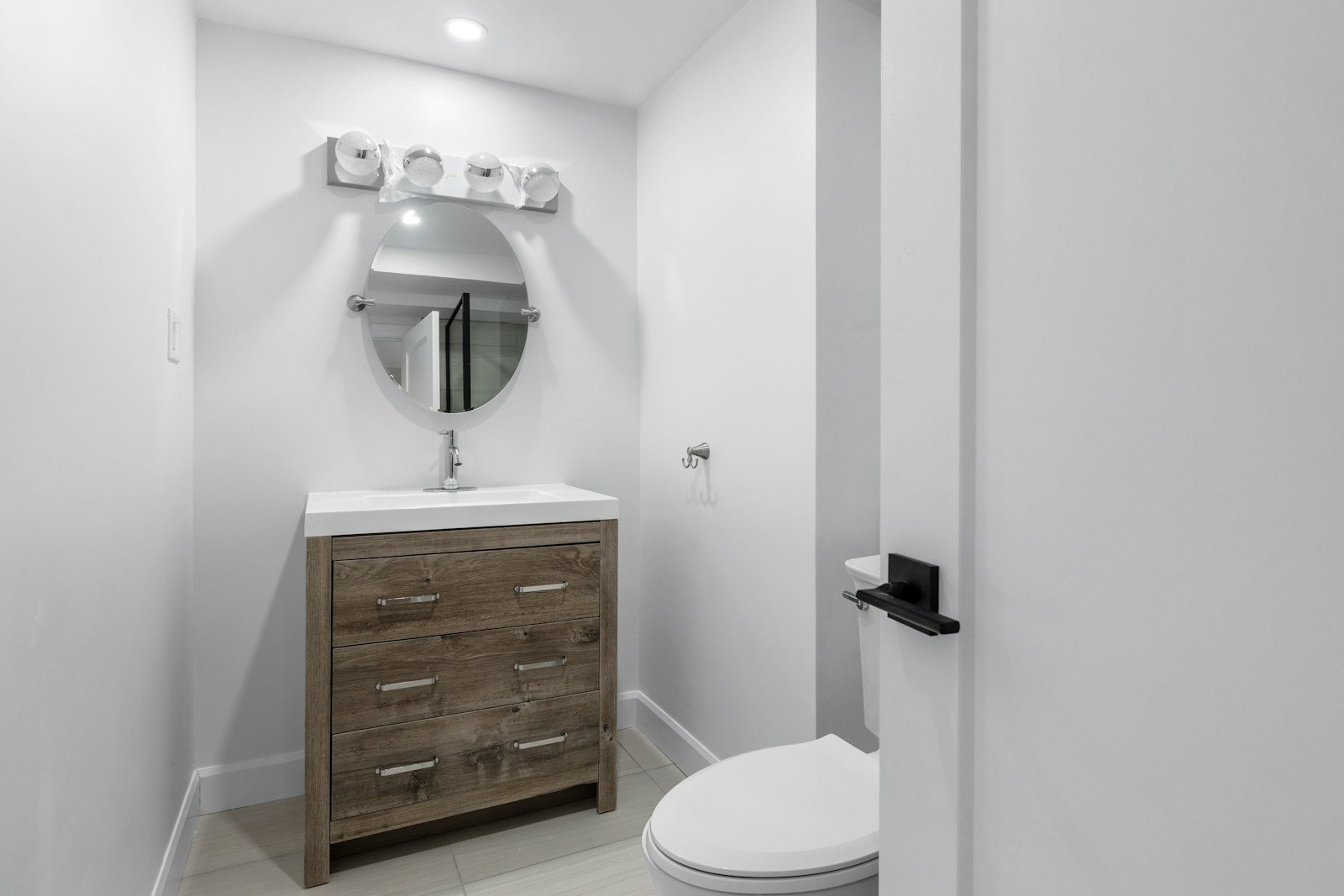 Éclairage chaud et miroir dans un petit WC lumineux
