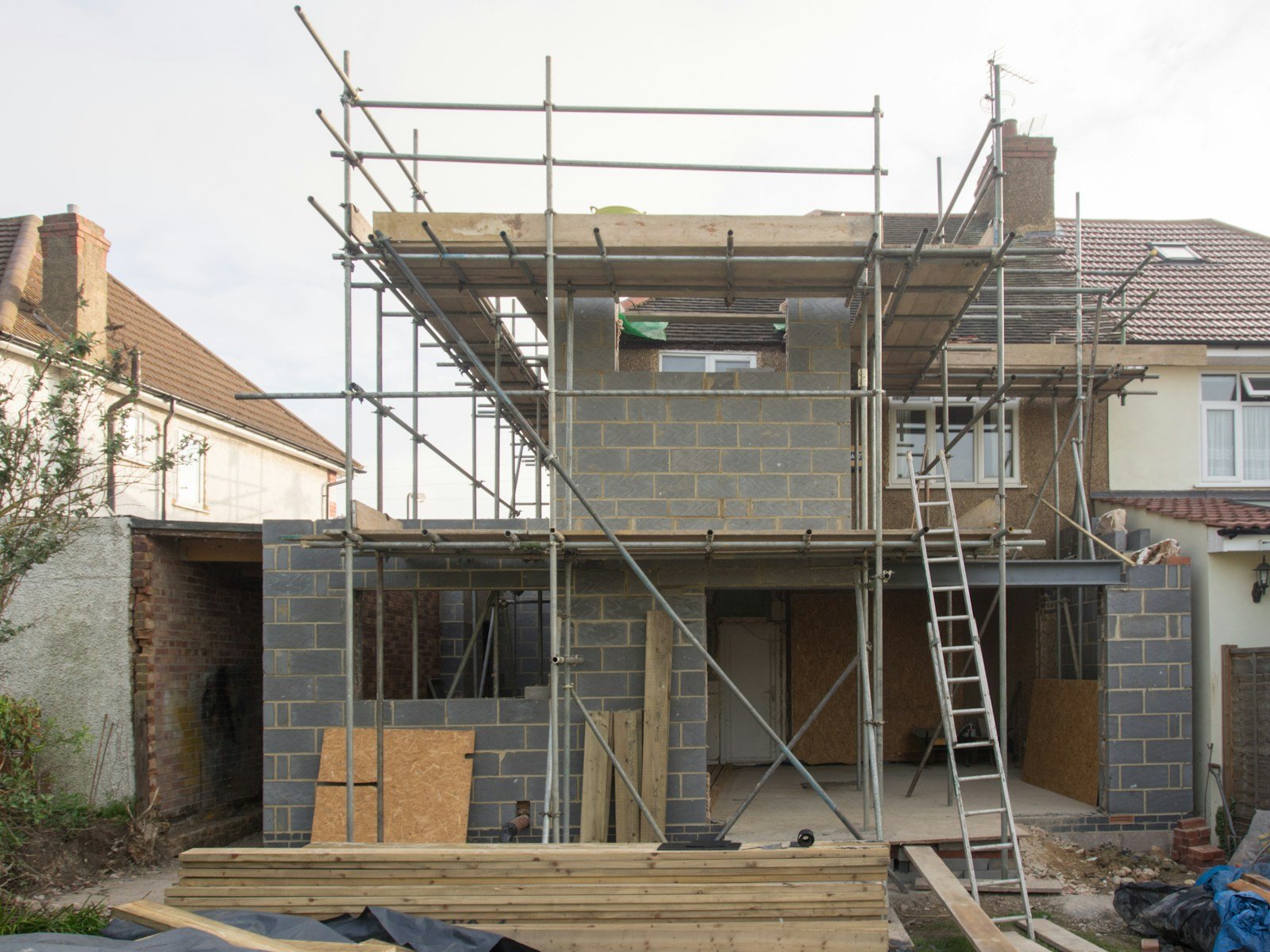 Extension en bois ouverte sur une terrasse et le jardin