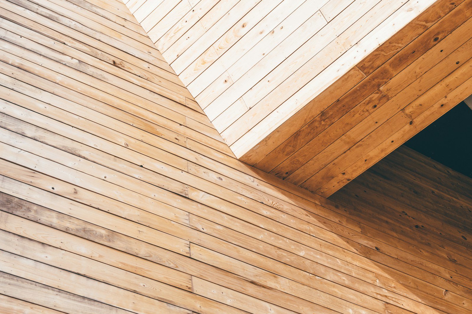Façade d'une maison contemporaine habillée d'un bardage en bois clair