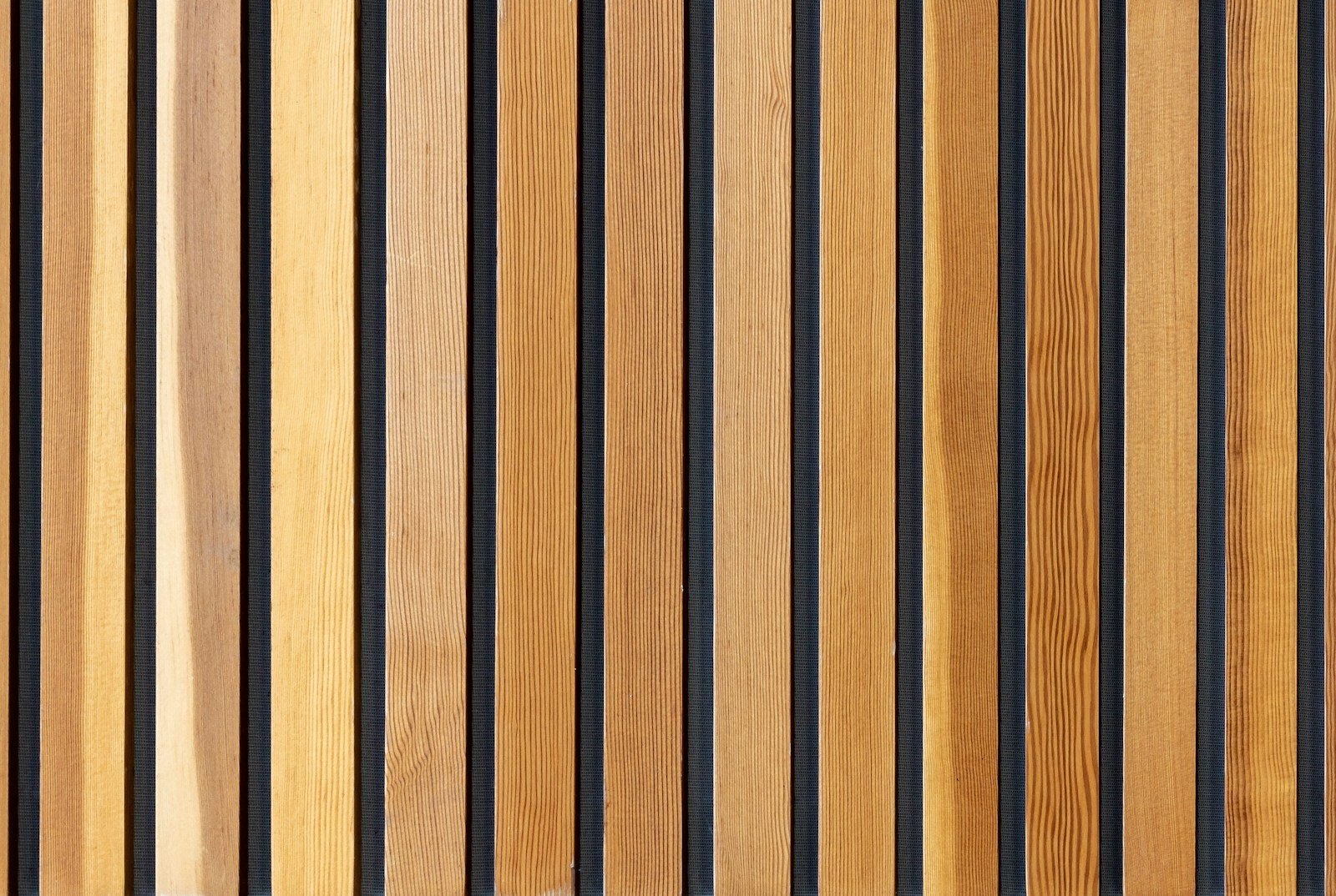Façade en bardage bois à claire-voie avec des lames verticales