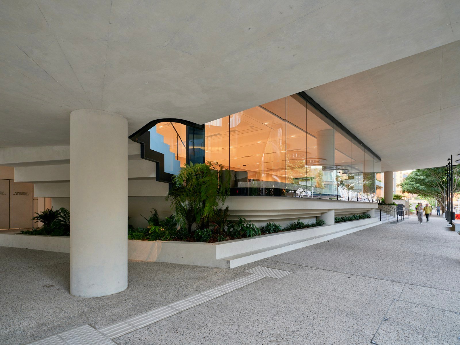 Façade en béton et verre d'une villa antillaise contemporaine
