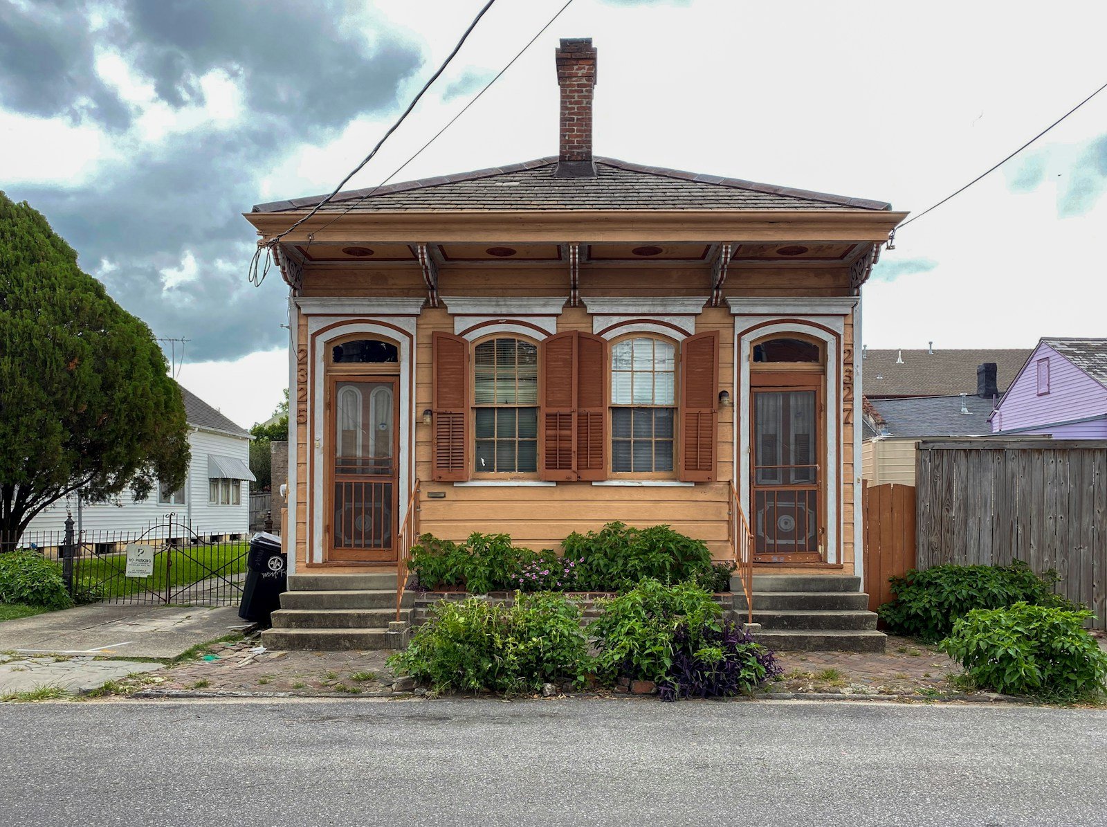 Façade en bois d'une maison créole aux persiennes entrouvertes