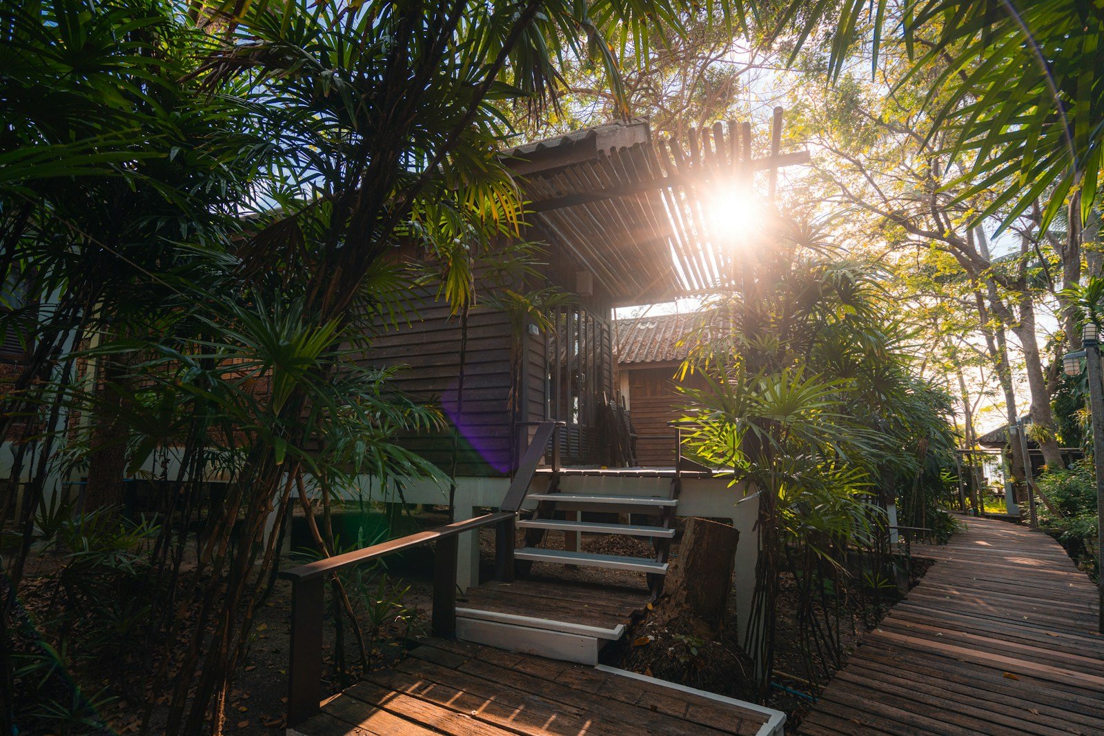 Façade en bois d'une maison sous climat tropical, exposée au soleil