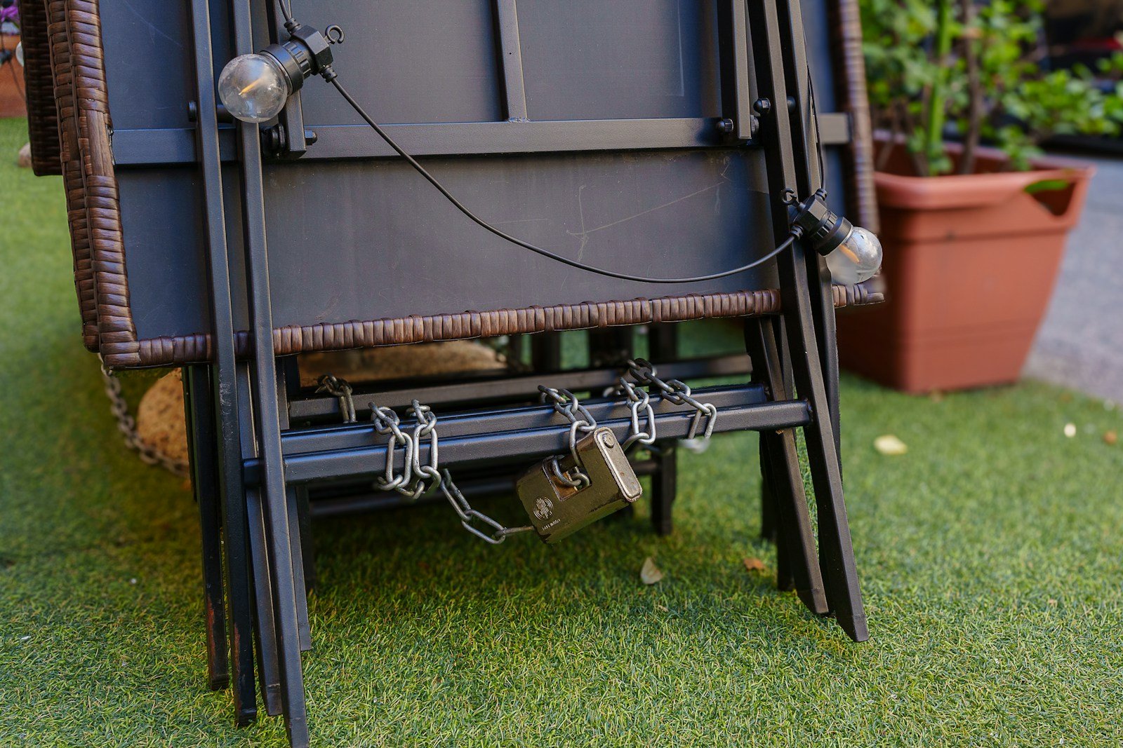 Fauteuils en résine tressée installés sur une terrasse extérieure exposée