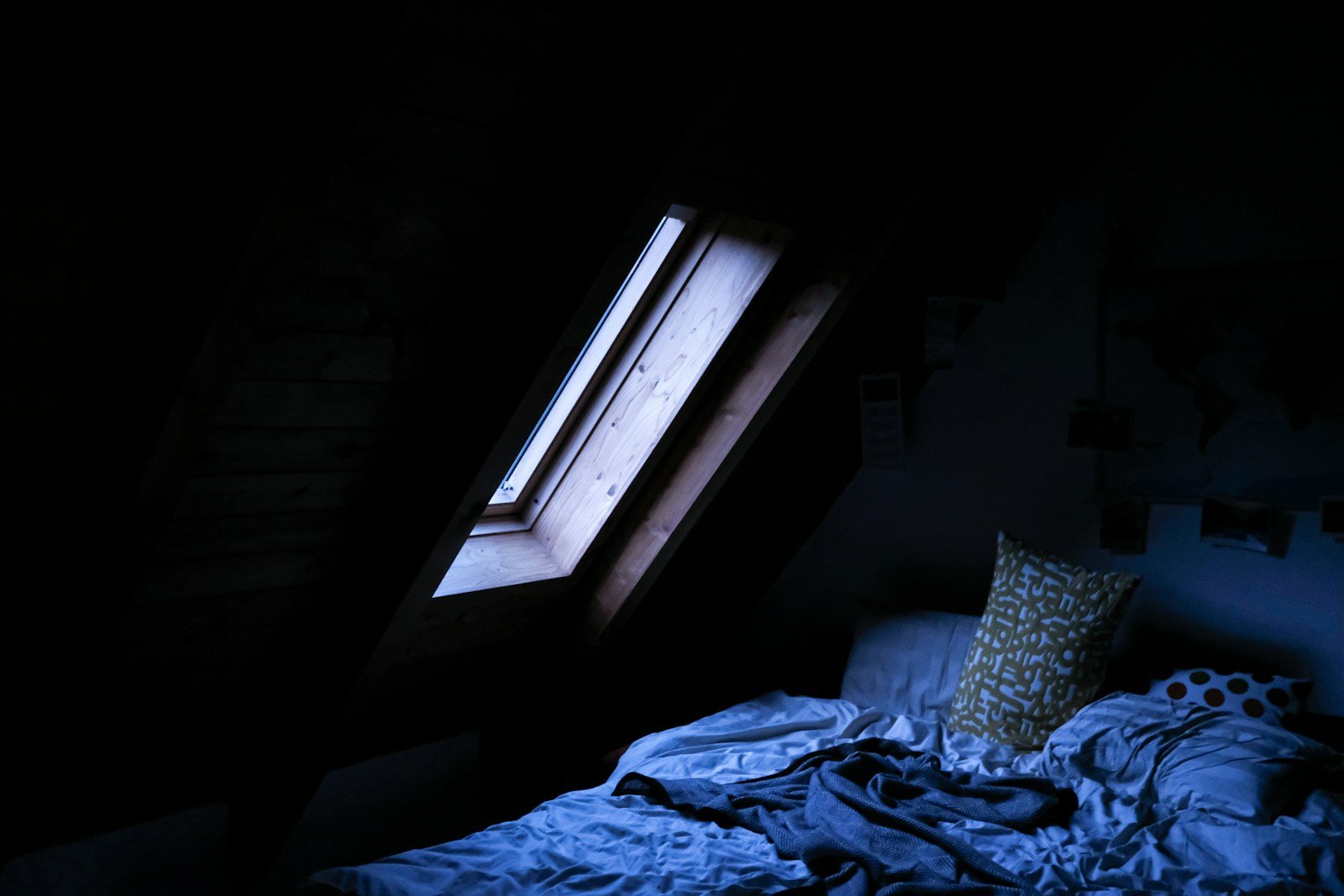 Fenêtre de toit apportant la lumière dans une chambre sous combles