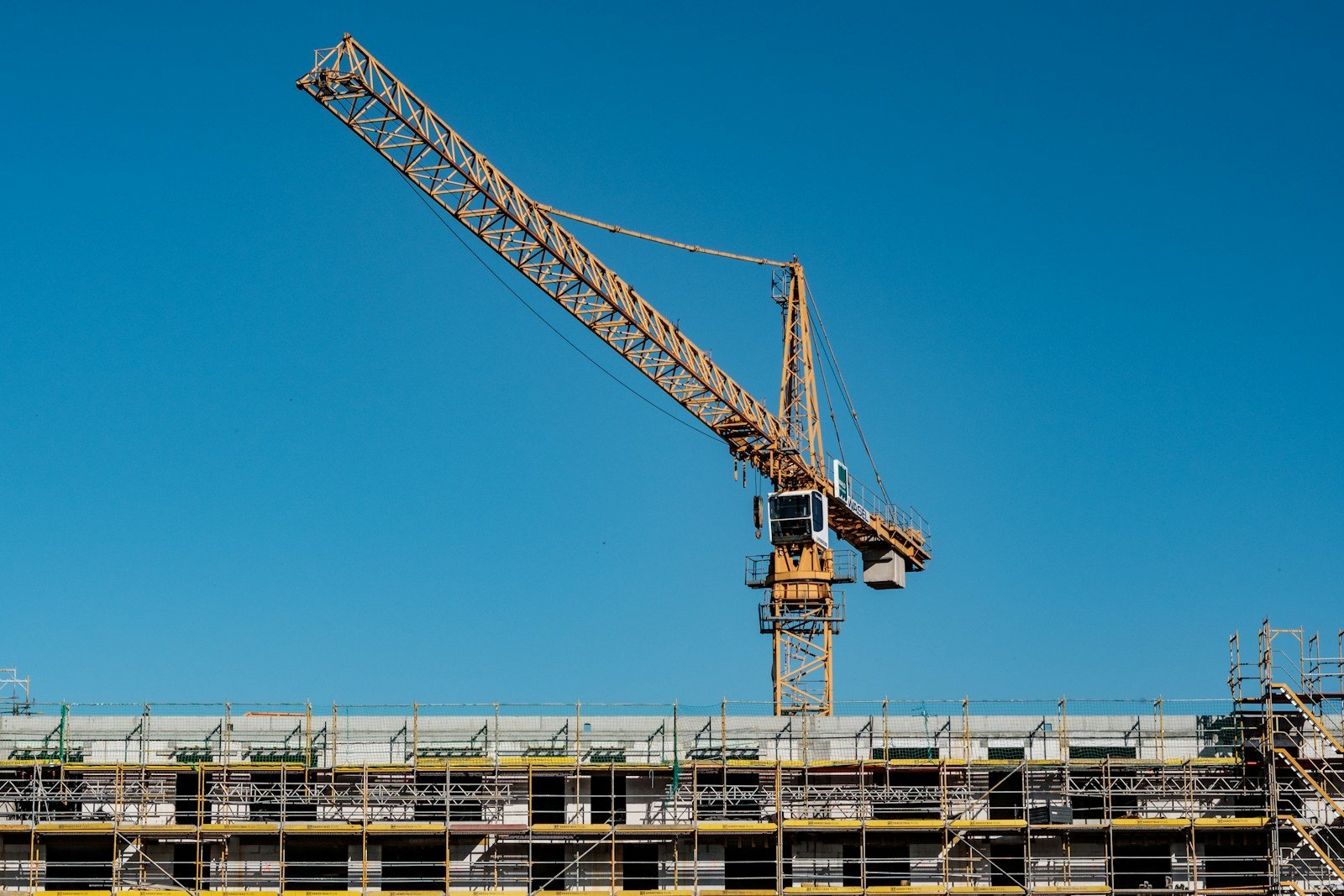 Fermettes préfabriquées posées sur le chantier d'une maison