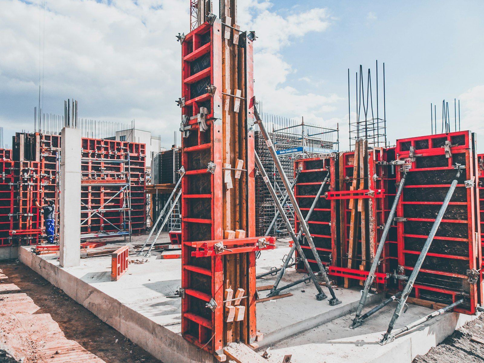 Fondations et poteaux d'une maison en construction sur terrain en pente