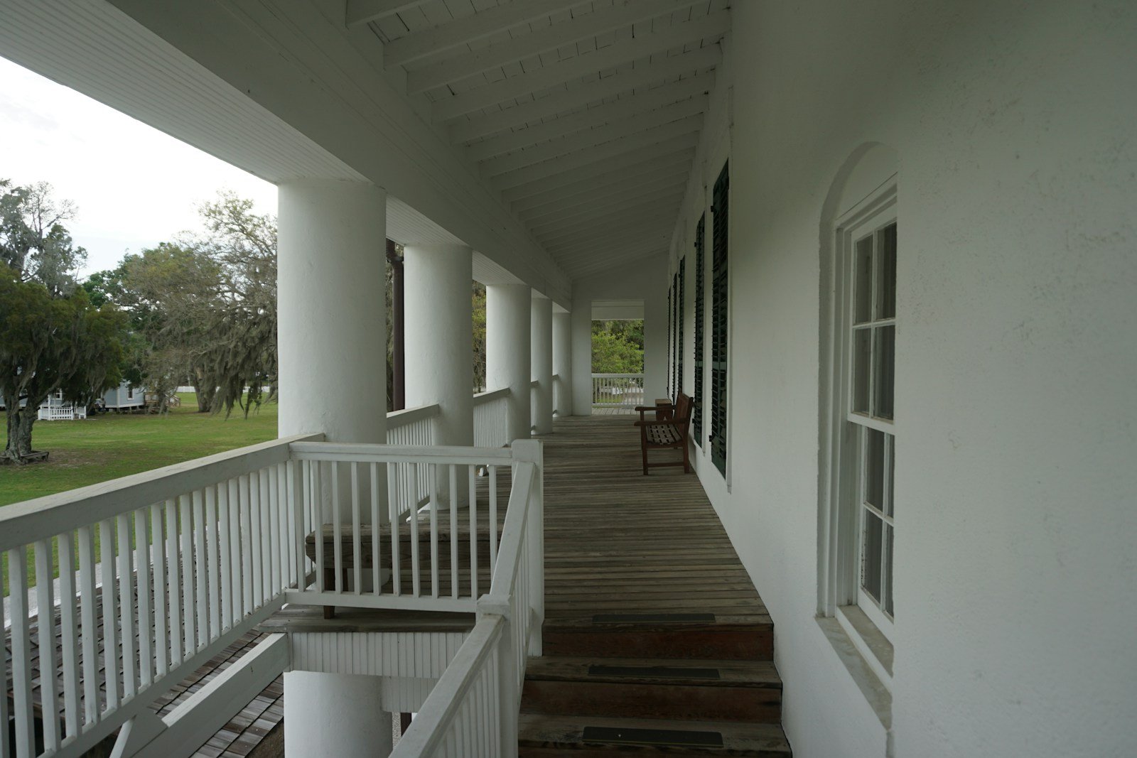 Galerie à colonnade d'une maison de style colonial