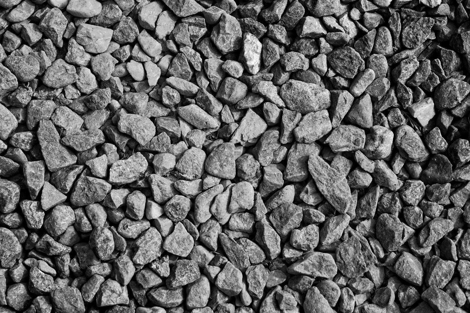 Gravier concassé anguleux en gros plan, texture minérale
