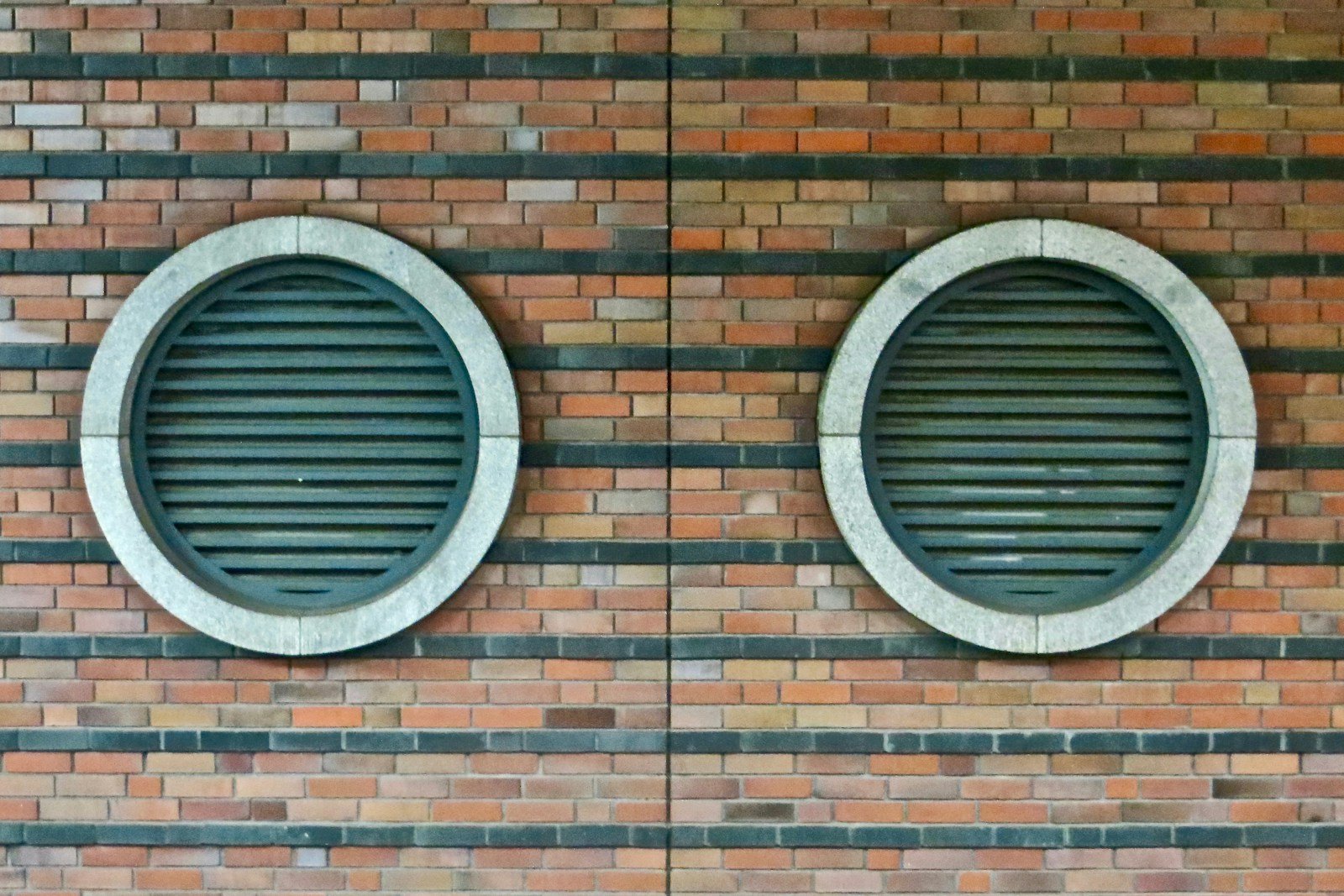 Grille de ventilation encastrée dans le mur d'une pièce d'eau