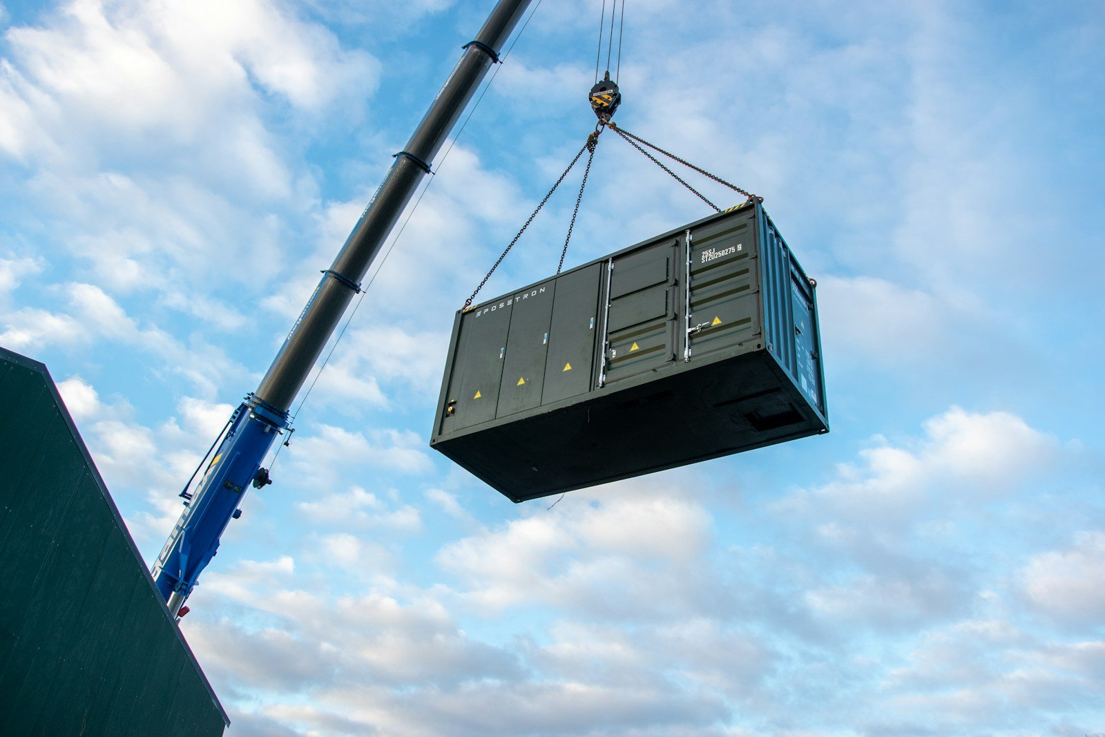 Grue déposant un conteneur sur un chantier