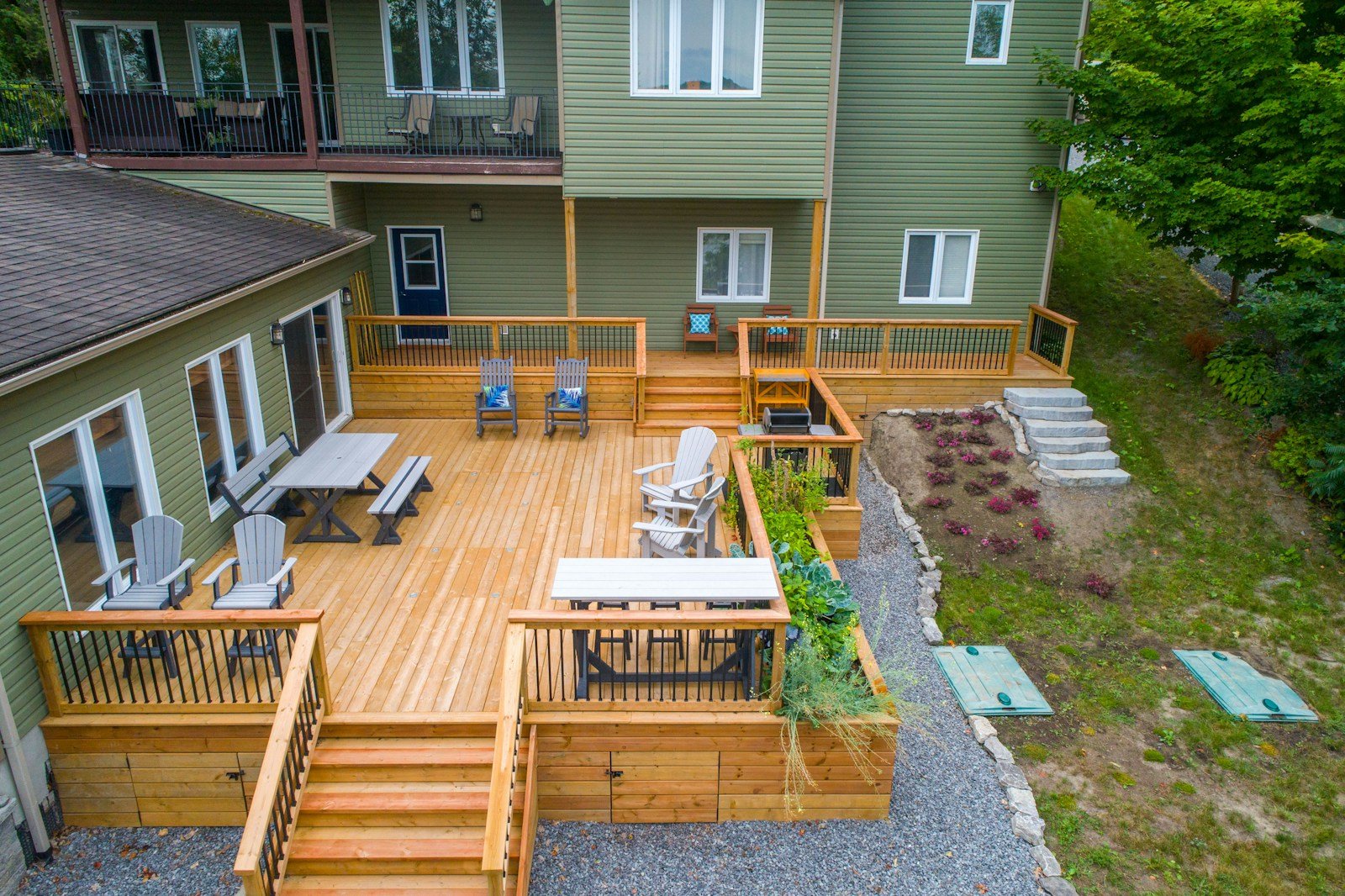 Lambourdes et plots de la structure d'une terrasse en bois