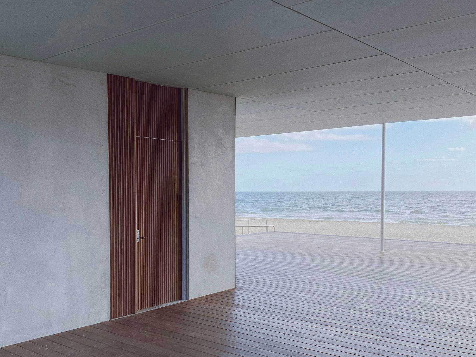Maison bardée de bois face à la mer