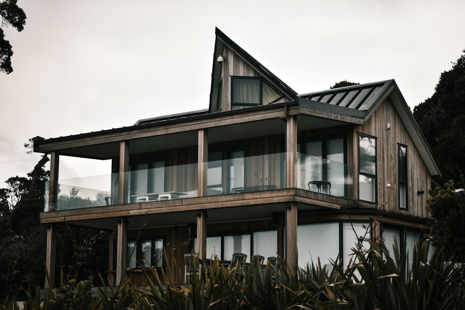 Maison contemporaine en bois avec de grandes ouvertures