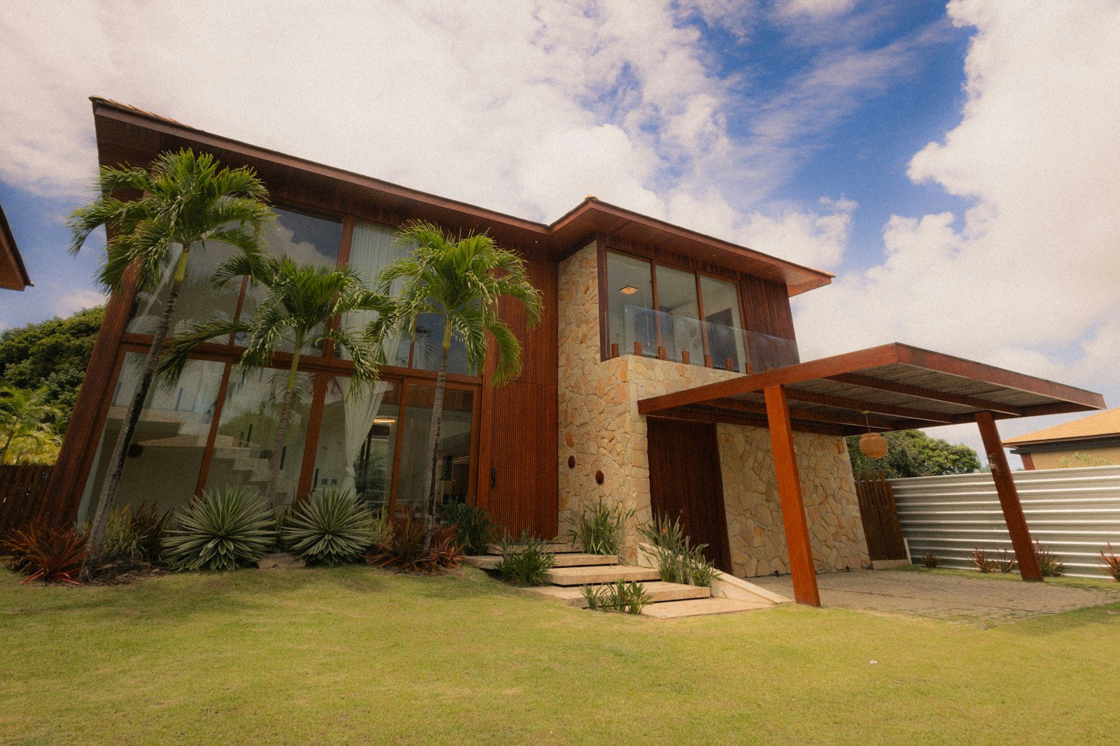 Maison contemporaine en ossature bois, volumes simples et jardin tropical
