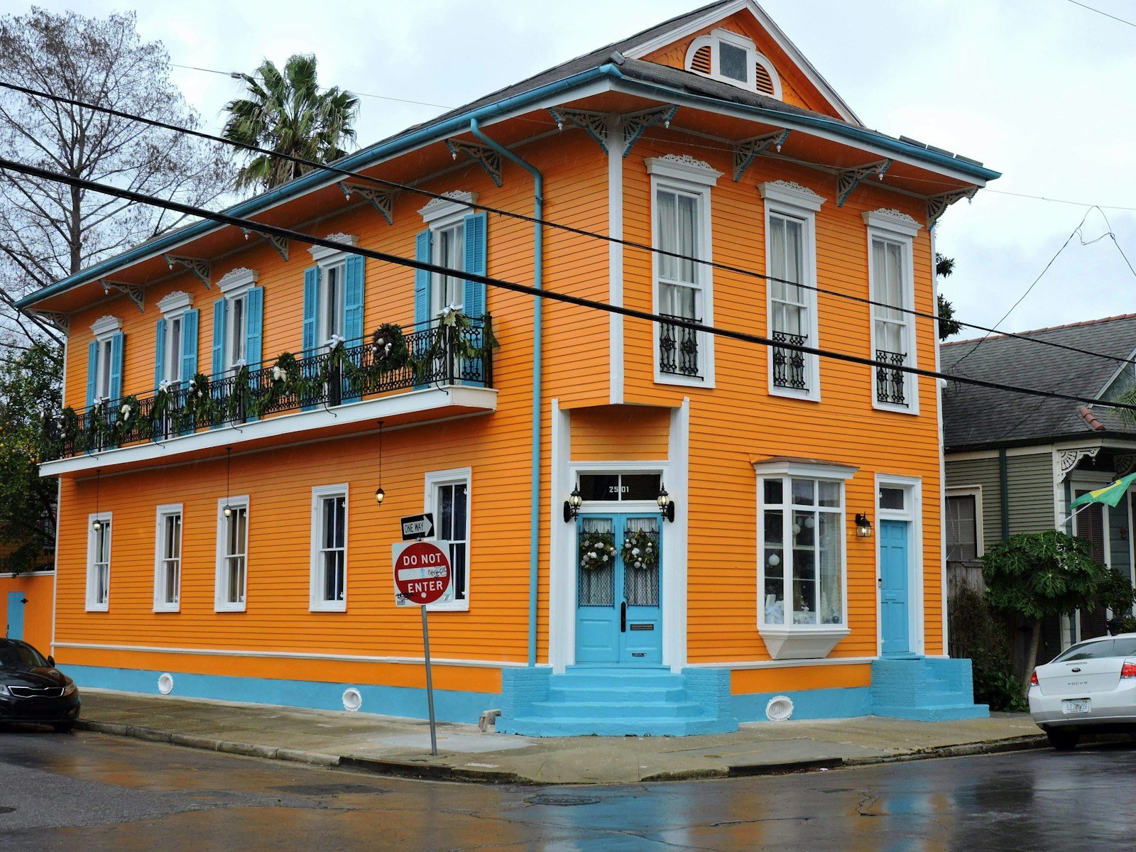 Maison créole à toiture pentue et larges débords de toit