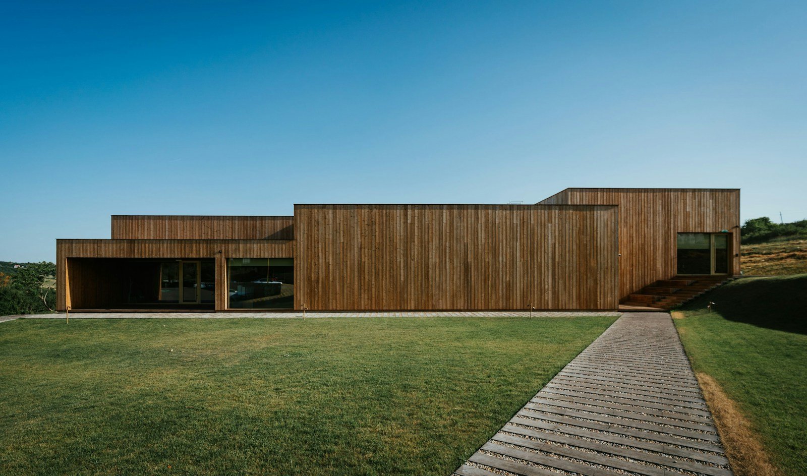 Maison créole ancienne prolongée par une extension contemporaine en bois