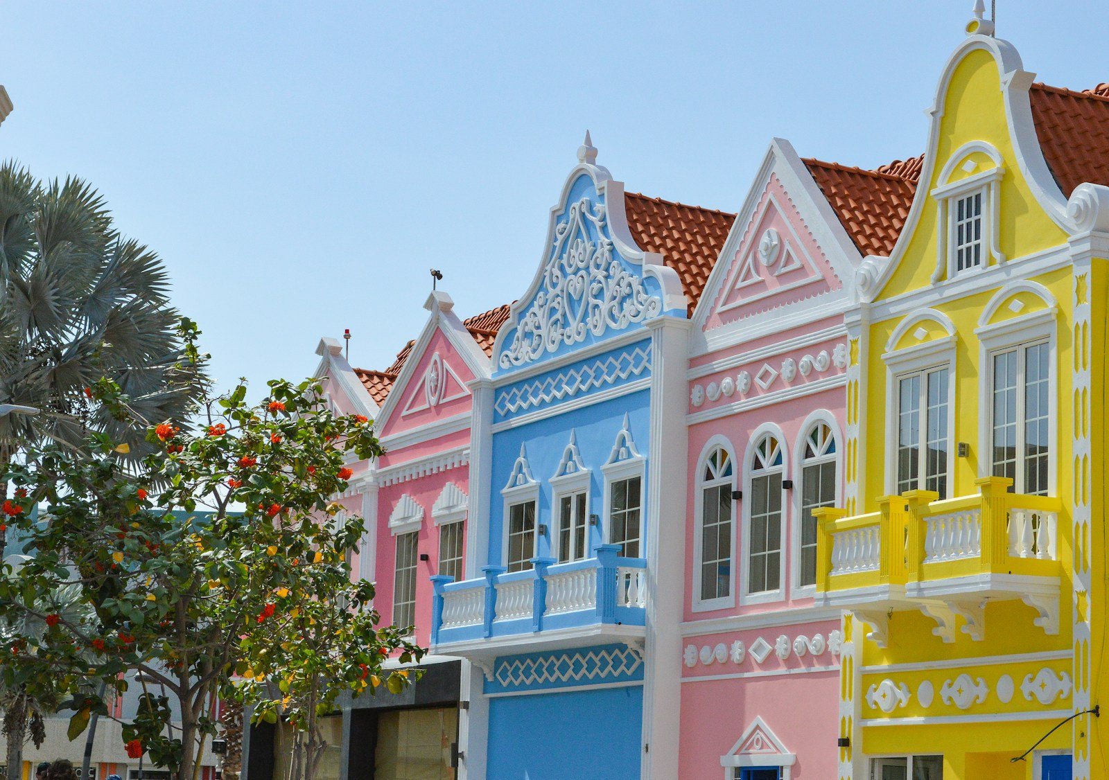 Maison de bourg créole à étage, façade colorée sur rue