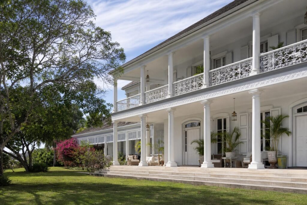 Maison de maître de style colonial aux Antilles, avec sa galerie couverte à colonnades