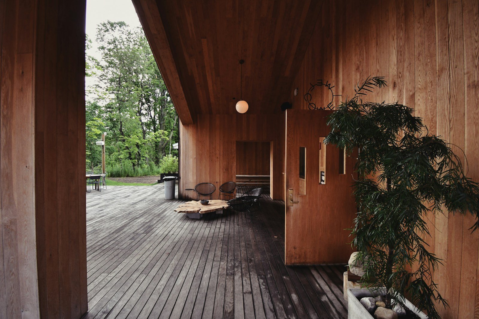 Maison en bois actuelle reprenant les codes d'une galerie coloniale
